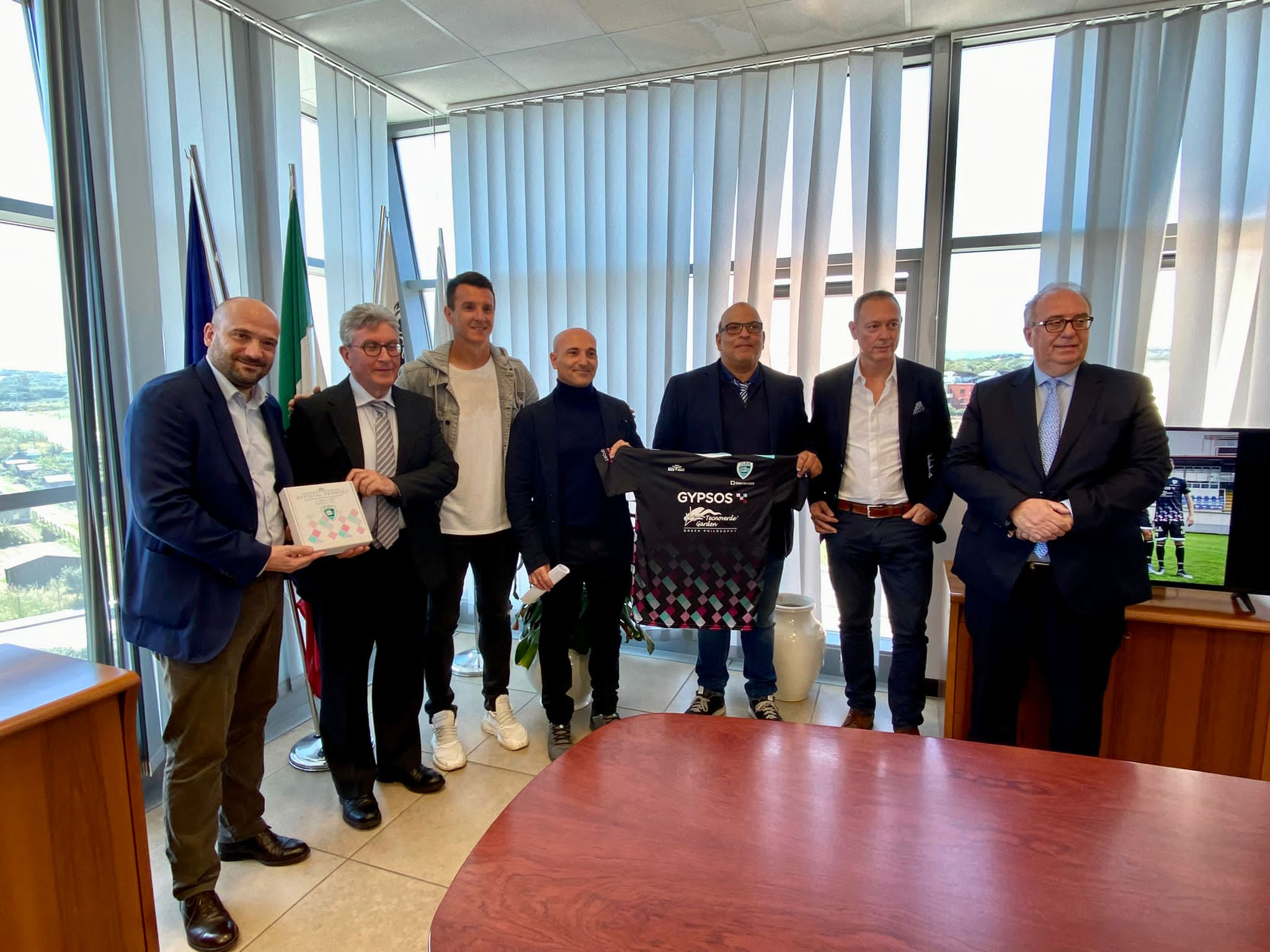 Olbia Calcio e Fluorsid donano smart tv alla Pediatria della Asl