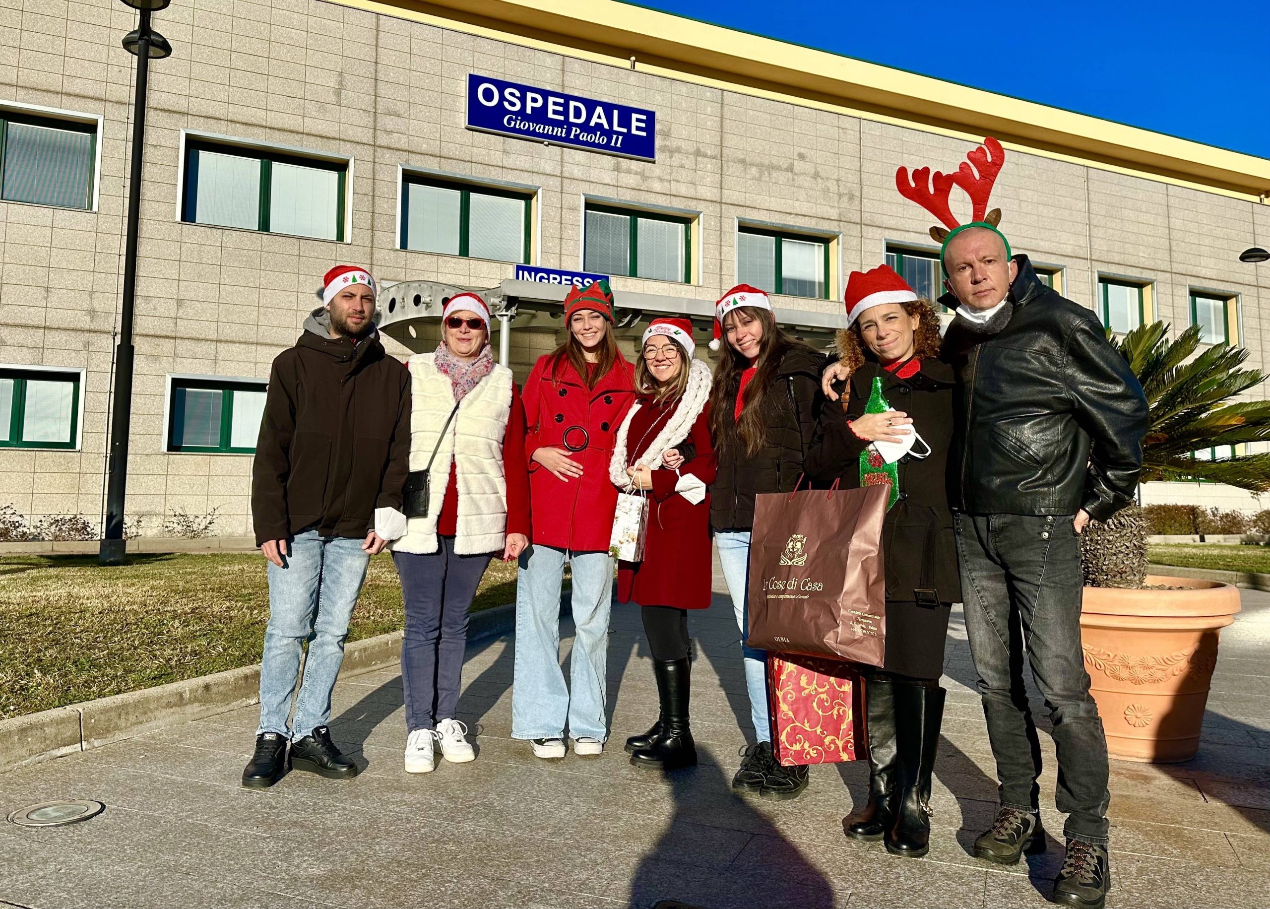 Olbia, in ospedale Babbi Natale ed Elfi del Centro di Salute Mentale Olbia, in ospedale Babbi Natale ed Elfi del Centro di Salute Mentale
