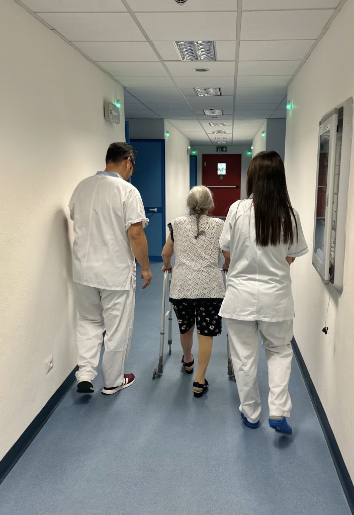 Gli infermieri dell'Ospedale di Comunità assistono una paziente